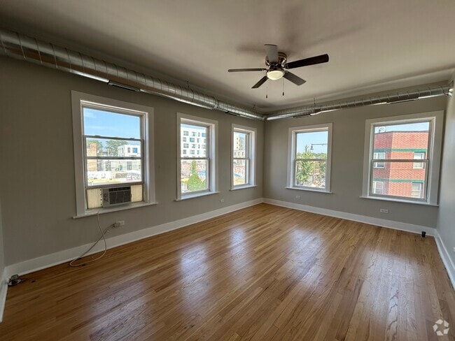 Building Photo - 2712 N Milwaukee Ave Unit 313 Rental