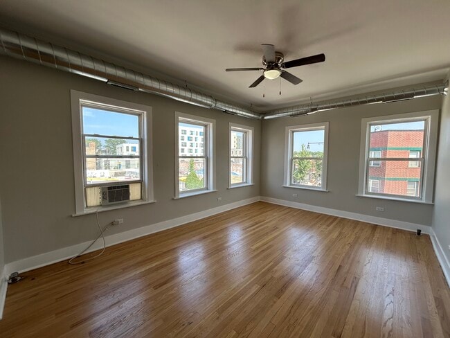 Building Photo - 2712 N Milwaukee Ave Unit 313 Rental