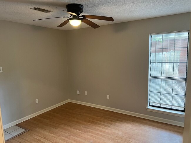 Photo - 2135 Raintree Dr
