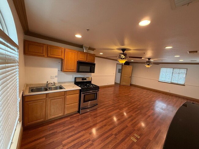 Building Photo - 835 H St Unit 1