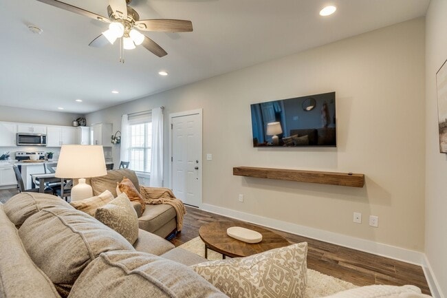 Photo - Beautifully Furnished Executive Home – Fle...