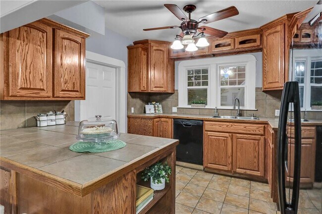 Photo - 722 S College St