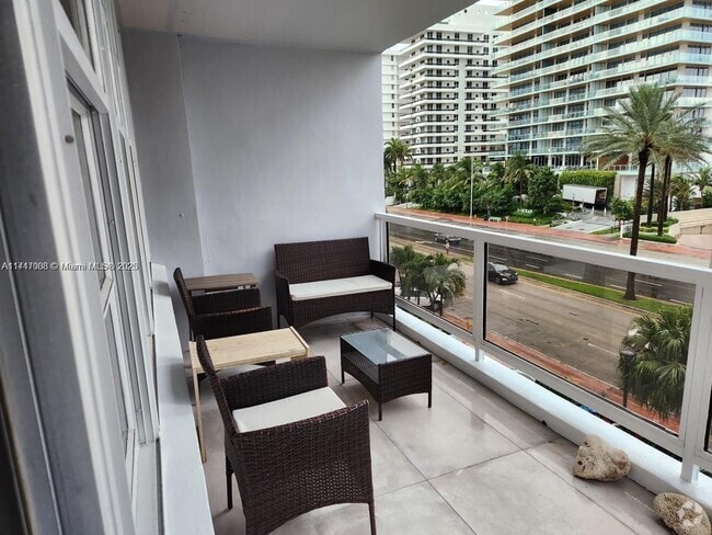 Building Photo - 5700 Collins Ave Unit 4N Rental