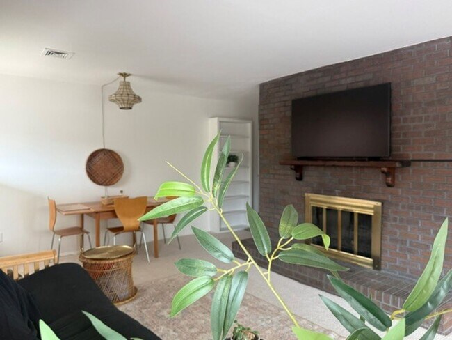 Photo - Semester leases available-Quality Fully Furnished Apartment, All-Inclusive, Flexible Terms, Near ... Unit D10