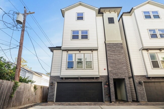 Building Photo - 912 Yale St