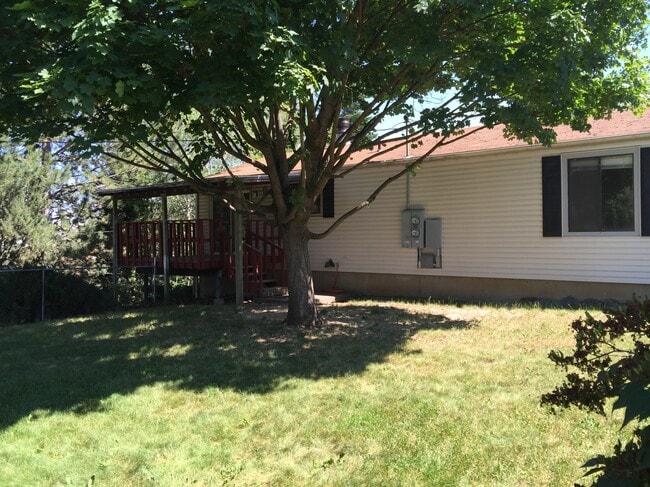 Photo - 140 NW Robert St Unit A-Upper