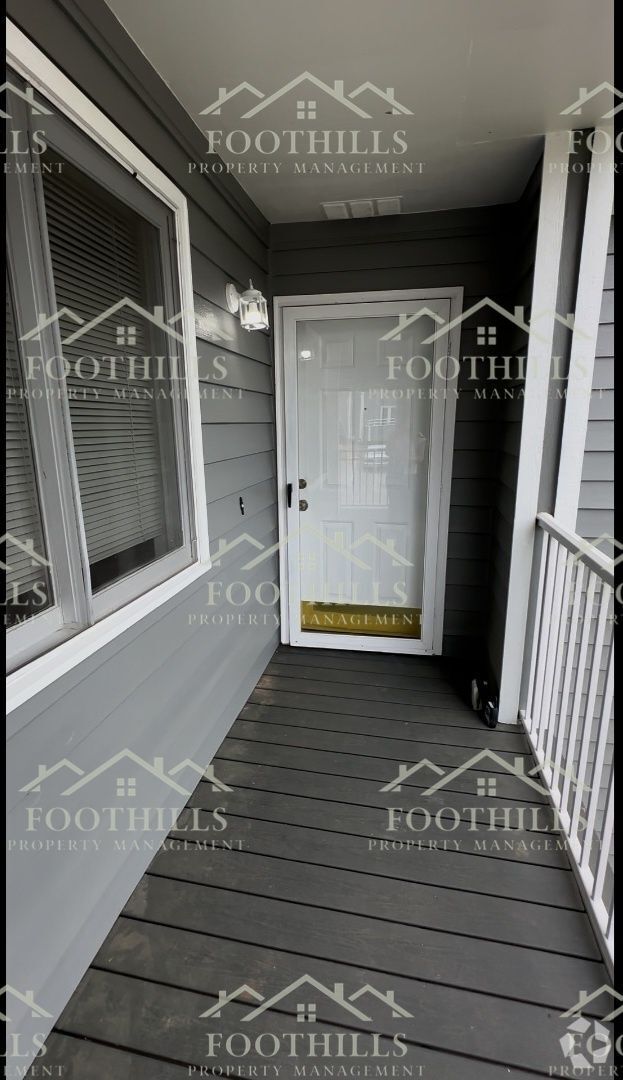 Building Photo - Lovely upper-level condominium features 2 ...