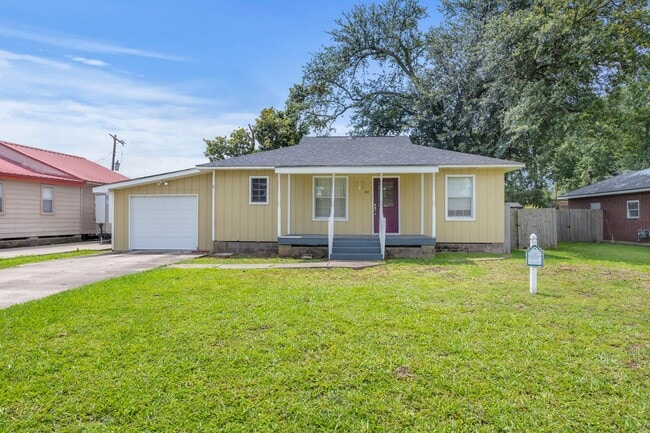 Charming Home in Maplewood - Charming Home in Maplewood