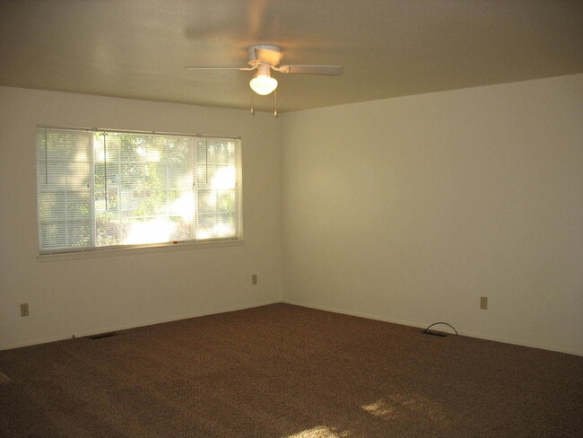 Building Photo - 3bed, 1.5bath, 1,050sq.ft. Single family home with garage