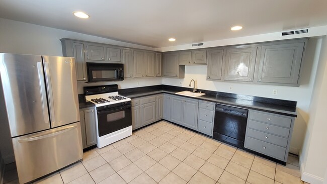 Large kitchen - 1401 Hull St Townhome