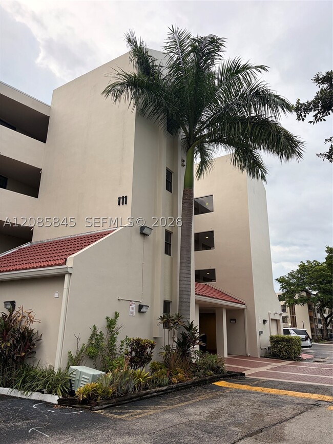 Building Photo - 111 Lake Emerald Dr Unit 104
