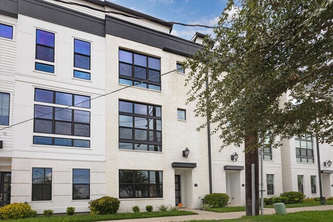 Building Photo - 1120 Ennis St