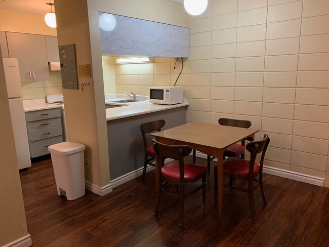 Salle à manger - 30 Hickory St E Unité #207