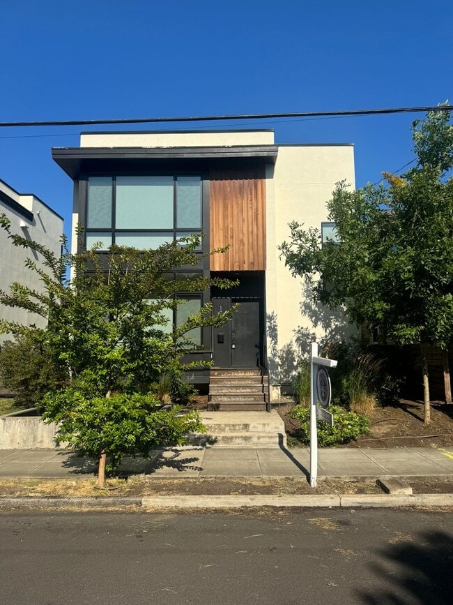 Building Photo - Modern Townhome In SE Floor to Ceiling Wi...