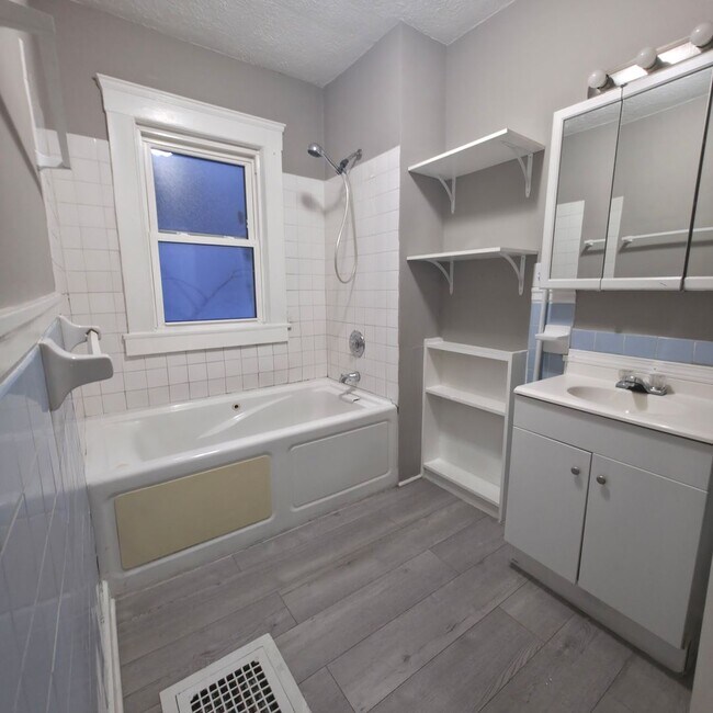 Photo - 2064 Halstead Ave Unit Down