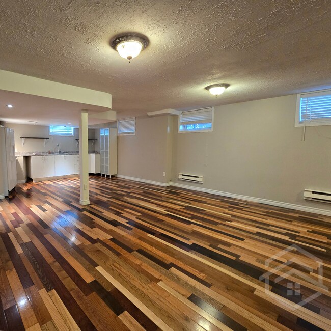 Photo - 2 Bedroom Basement Apartment!! Unité 2