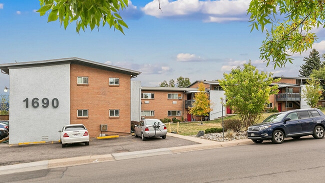 Bienvenido a esta encantadora comunidad residencial, que ofrece comodidad y conveniencia en un entorno sereno.