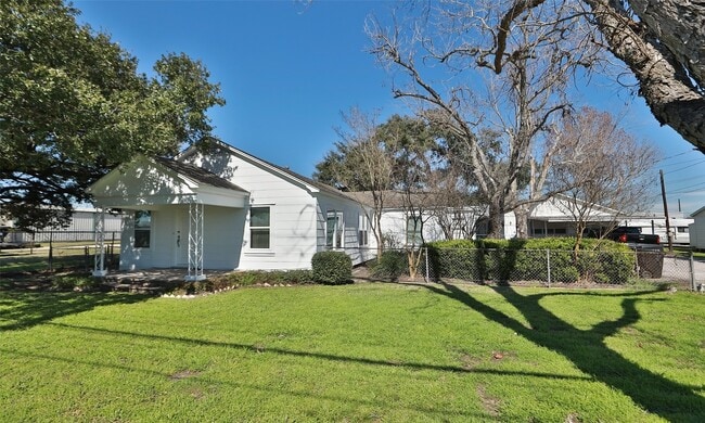 Photo - 14742 Hempstead Rd