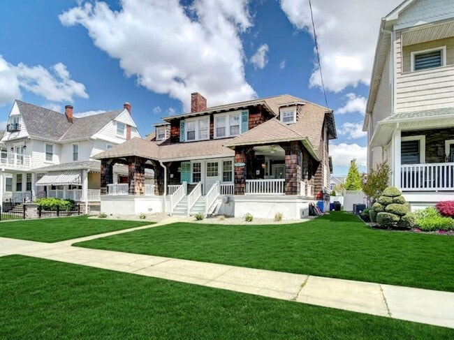 Photo - 208 8th Ave