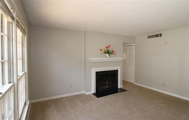 Photo - 68 La Rue Pl NW