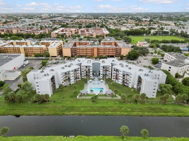 Building Photo - 1820 W 53rd St Unit 205