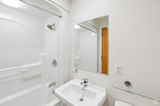 1BR, 1BA - 528SF - Bathroom