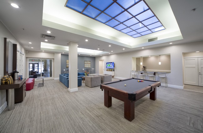 11 East, salón social para residentes - 11 East Forsyth Apartments