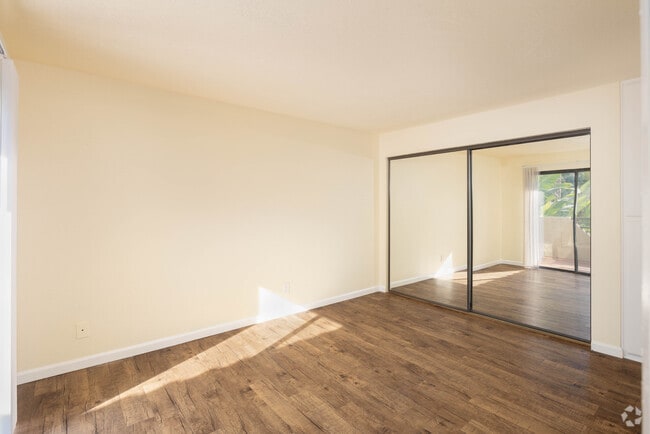 2 BR, 2 BA - 1000SF