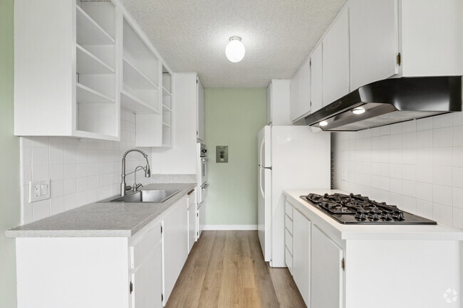2BR, 1BA - 820SF - Kitchen