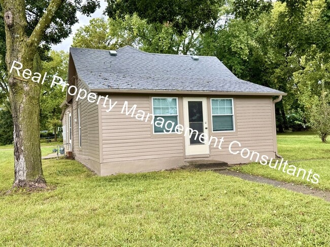 Building Photo - 3 Bedroom with Spacious Backyard