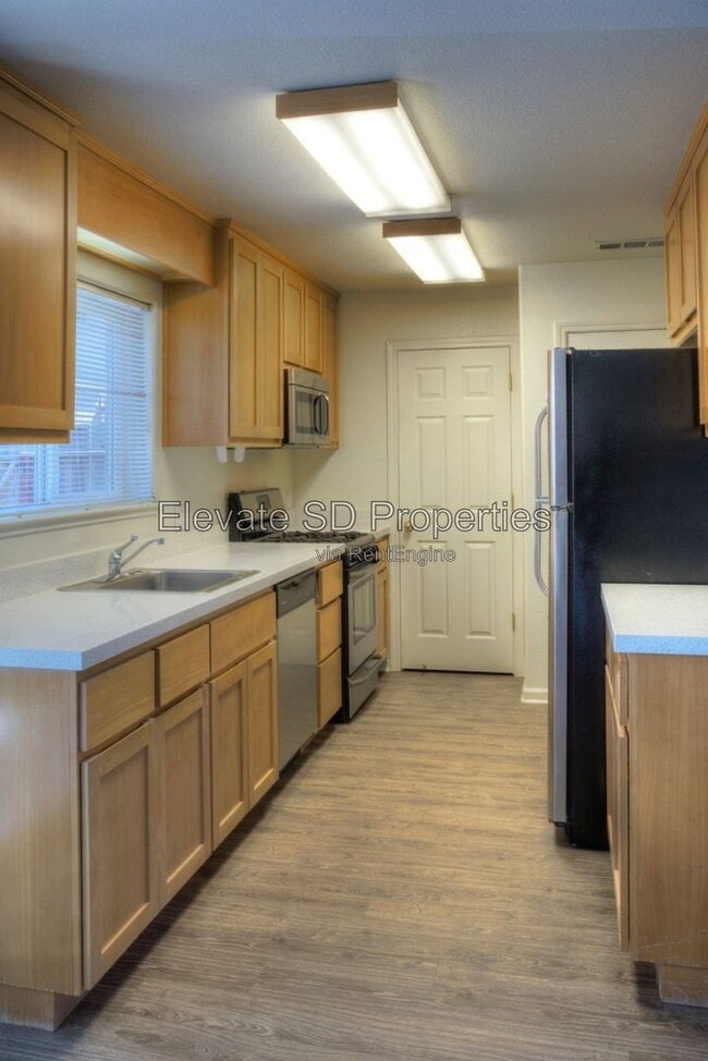 Photo - 2858 Grove Way
