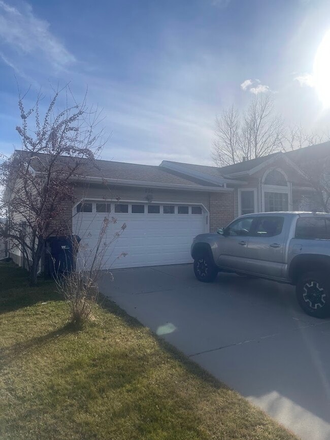 Photo - 758 E New England Dr