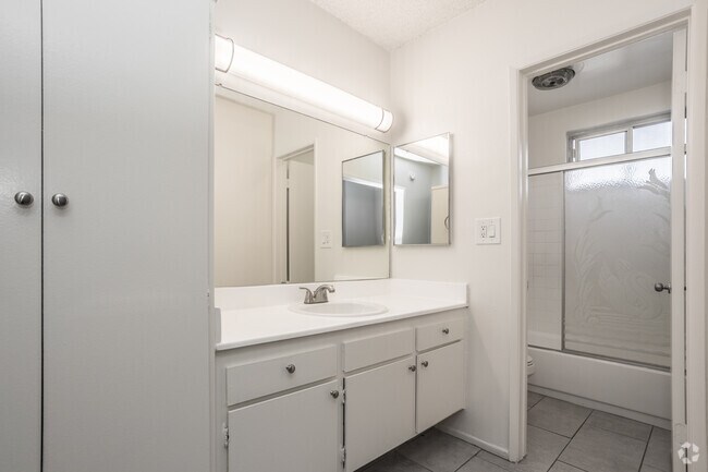 1BR, 1BA -725 SF