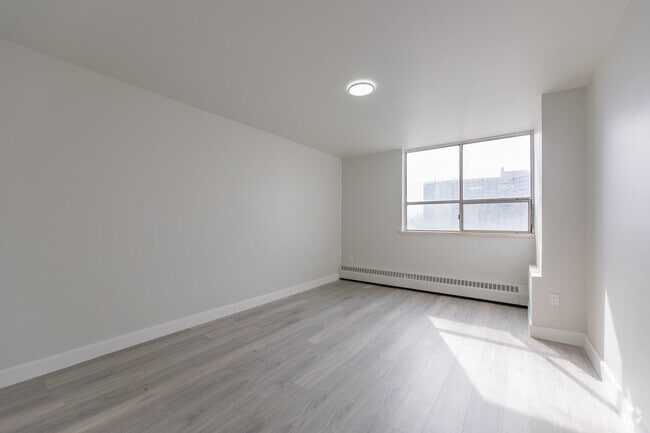 1BR, 1BA - 850SF - Bedroom - Centennial Towers