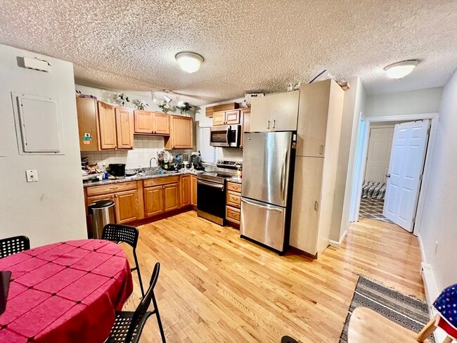 Building Photo - 227 Everett St Unit 4