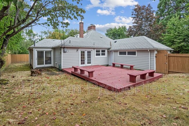 Building Photo - 9520 SW Cypress St