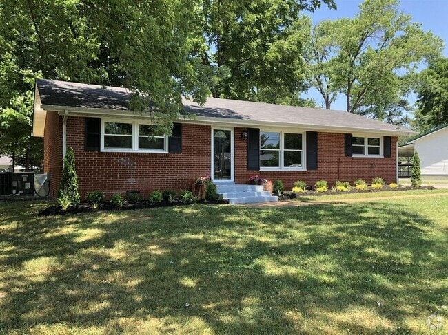 Building Photo - AVAILABLE JULY 15TH.  3 BEDROOM 1 1/2 BATH... Rental