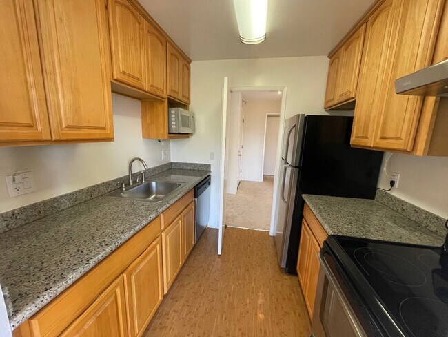 Photo - TOP FLOOR 1BD/1BATH Condo Available For Rent at the Watergate Community in Emeryville!!!! Unit 412