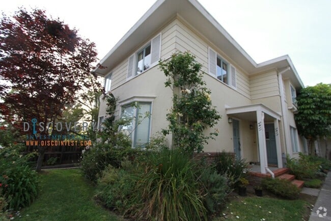 Building Photo - Desirable Elmwood Split Level Townhouse