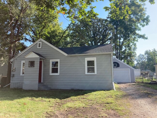 Building Photo - Updated 2 bedroom 1 bathroom home