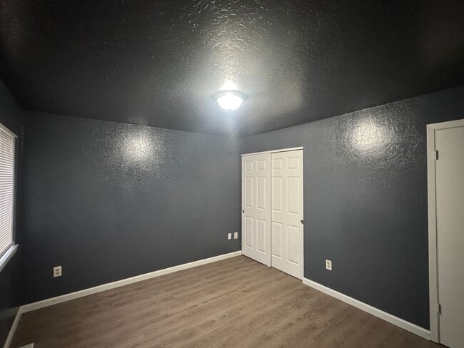 Building Photo - y80215 Unit 1