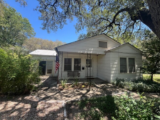 Photo - Fairview Properties Unidad 1405 Drake Ave