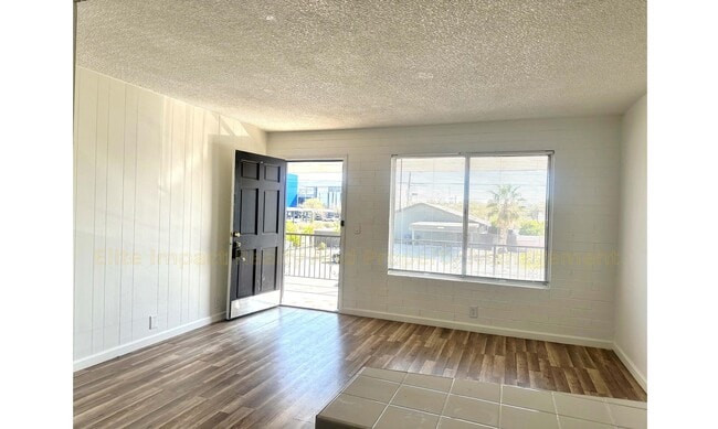 Photo - 301 W Helen St