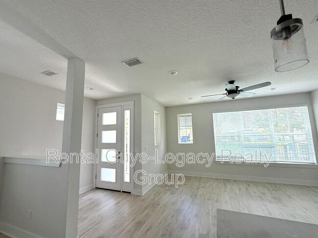 Photo - 409 Crestview Dr
