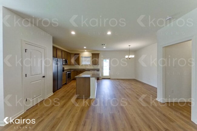 Photo - 206 Teddy Ln