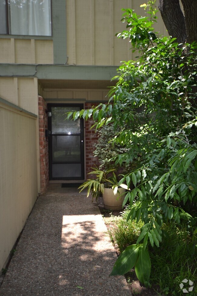 Building Photo - 3 Bedroom Townhome - Available Now