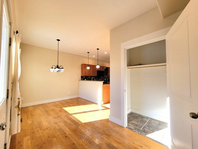 Photo - 4242 Monroe St