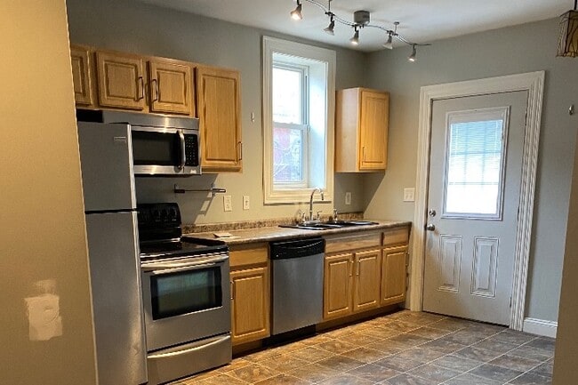 Building Photo - 341 W 3rd St Unit 1