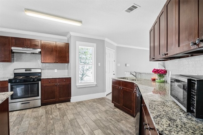 Photo - 2811 Oakland Brook St