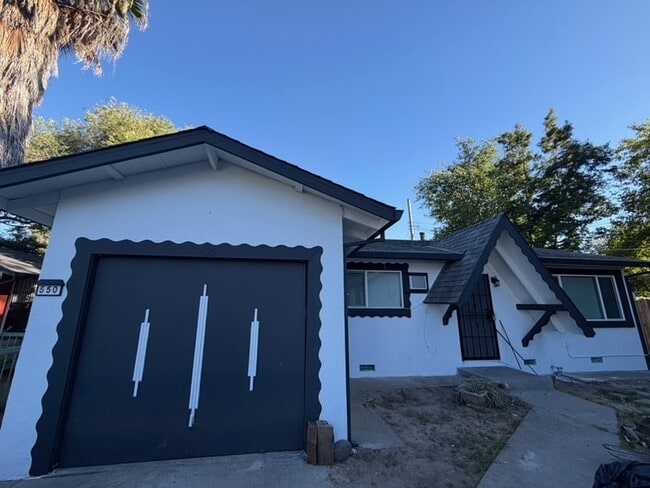 Building Photo - 550 Las Palmas Ave